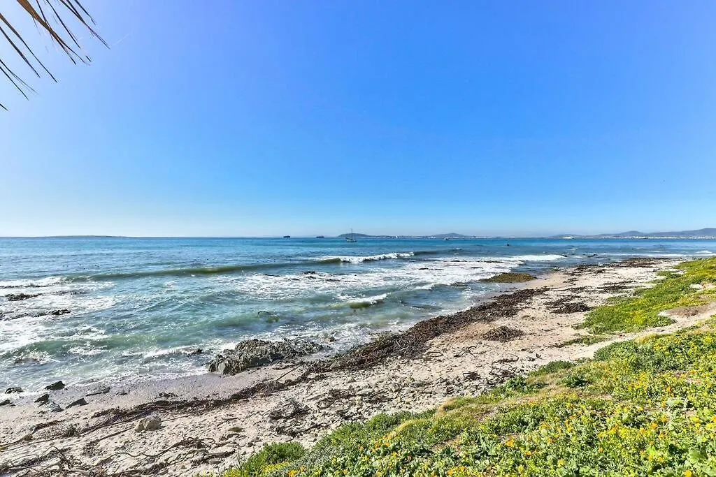 Beachfront Apartment With Wi-Fi! Cape Town