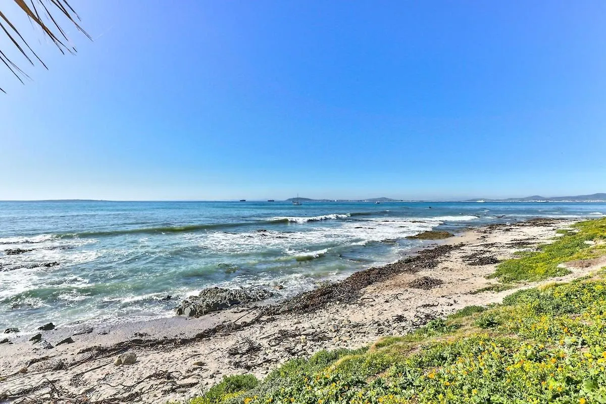 Beachfront Apartment With Wi-Fi! Cape Town