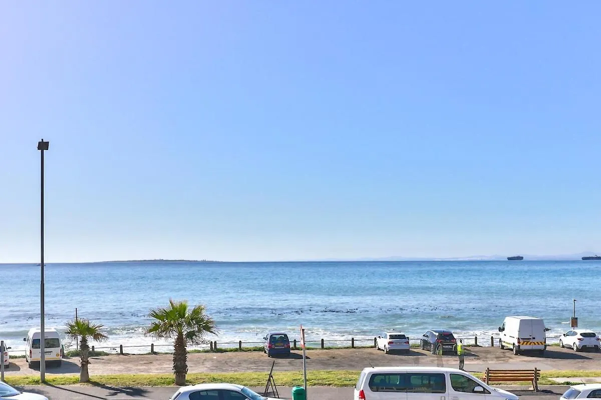 Beachfront Apartment With Wi-Fi! Cape Town